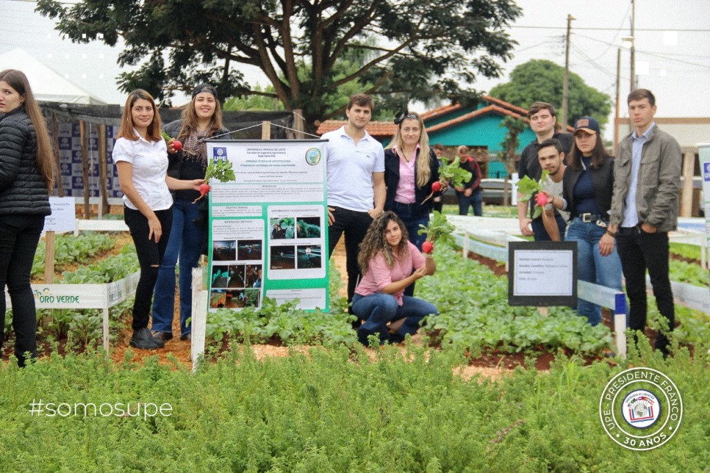 Alumnos realizan jornada de presentación de trabajo en campo experimenta